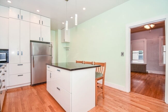 Building Photo - 86 Edwards St