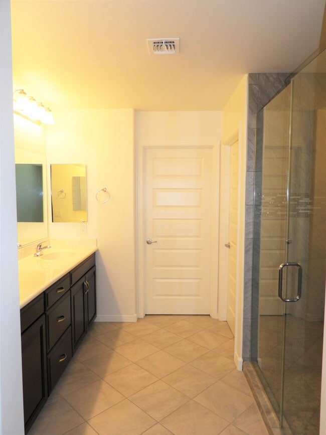 Building Photo - 4 Bedroom 2.5 Bathroom