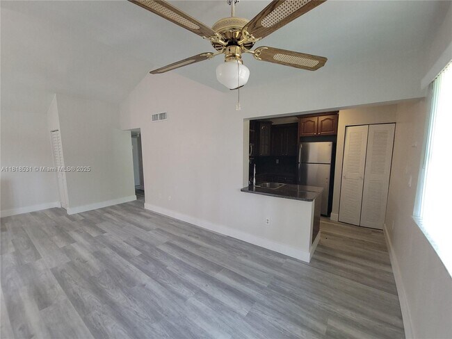 Building Photo - 251 W Park Dr