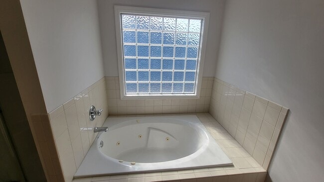 Building Photo - The 5 Bedroom You've Been Looking For!!