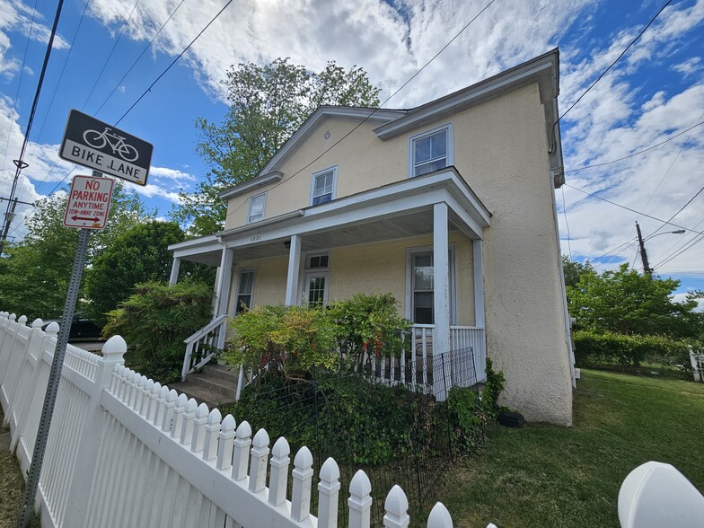 Primary Photo - 1001 Avon St