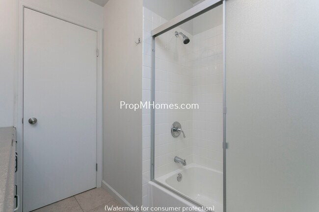 Building Photo - Wonderfully Updated NE Portland Glenfair One Bedroom Apartment w/ Private Patio!