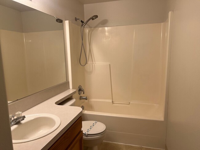 Building Photo - Spacious Townhouse in Great Central Locati...