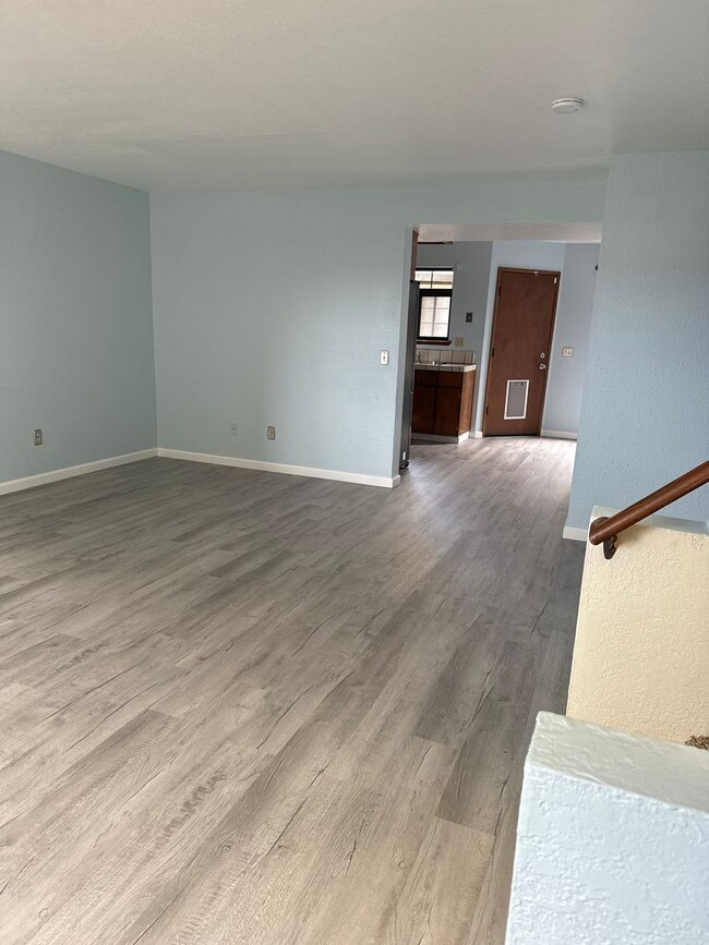 Building Photo - 2 Bedroom Condo in Hollister