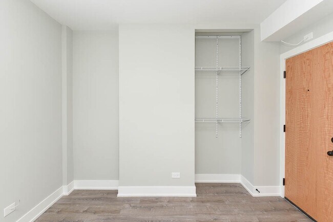 Building Photo - 508 W Belmont Ave