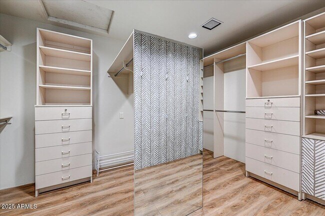 Building Photo - 10687 E Fernwood Ln