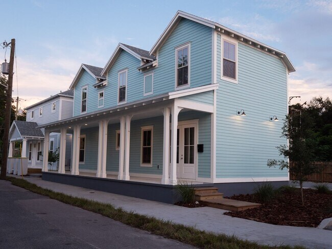 Building Photo - Porter's Lakeside - Luxury 4 Bedroom, 4 Ba...