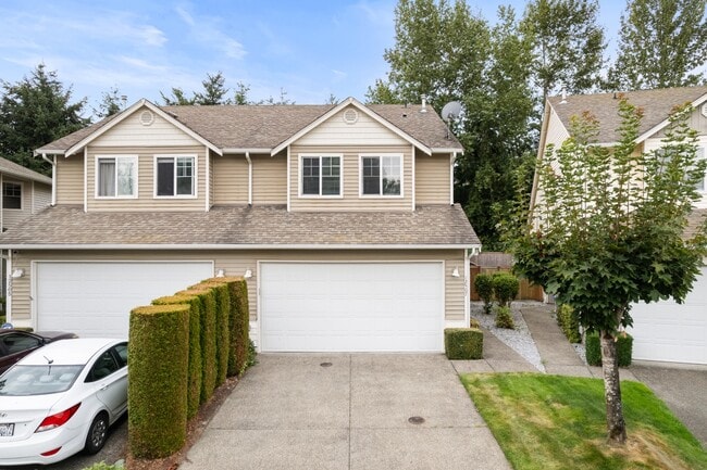 Building Photo - Spacious Townhome with Fenced In Back Yard