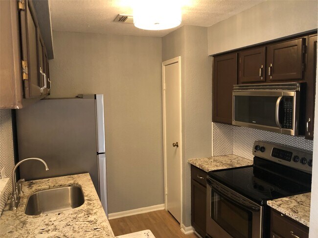Building Photo - 10615 Briar Forest Dr