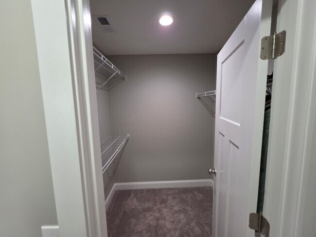 Building Photo - 3/2.5 home in beautiful Jonesborough