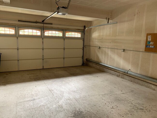 Building Photo - Modern Comfort Meets Tranquil Living in Newbury Park