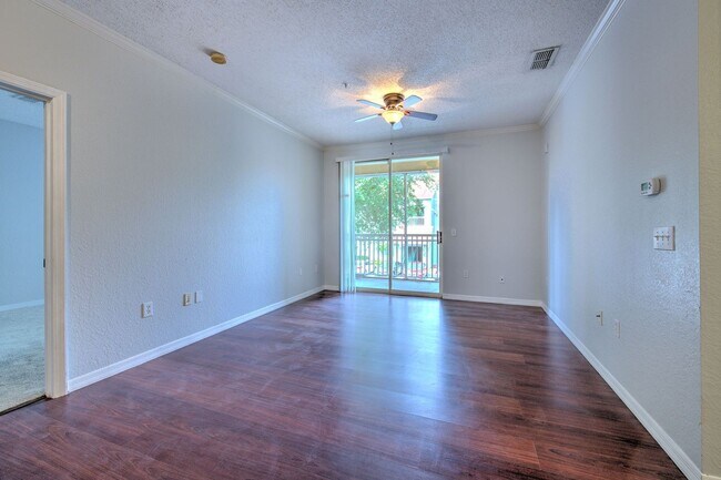 Building Photo - Very nicely upgraded  2bed/2bath 2nd floor...