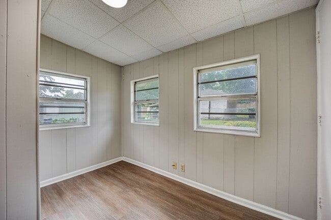 Building Photo - Freshly Updated 3 Bedroom House