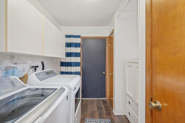 Building Photo - Enjoy resort-style amenities with this rental!