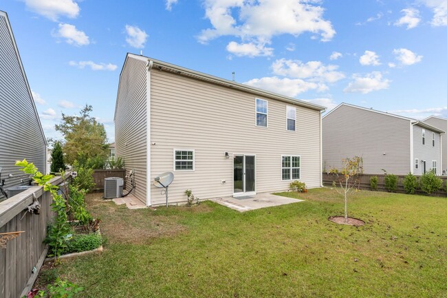 Building Photo - Lake View Four Bedroom 2.5 Bath Home