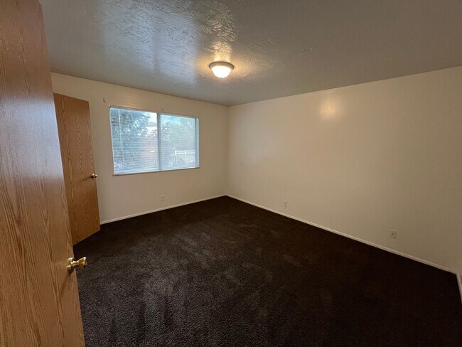 Building Photo - Cozy 3B/1 Bath Apartment in Millcreek