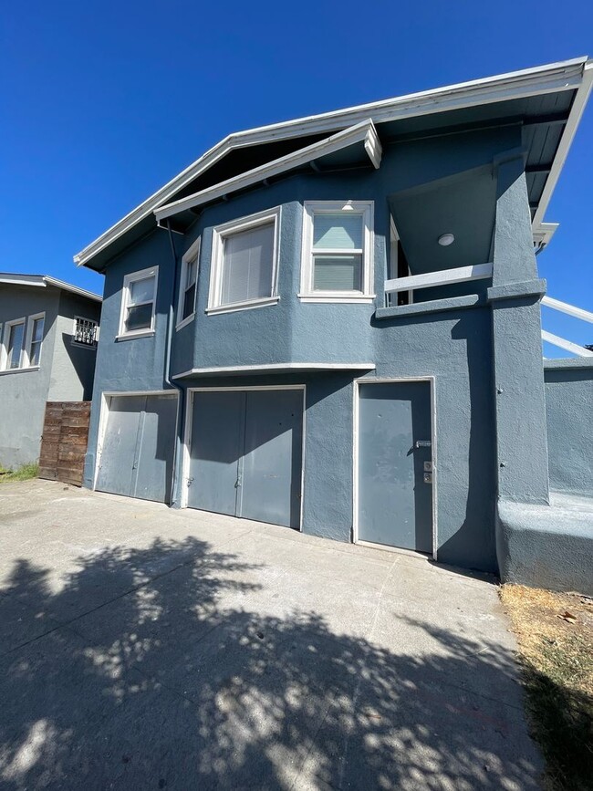 Building Photo - Move in ready  - Updated 2 bedroom, 1 bath...