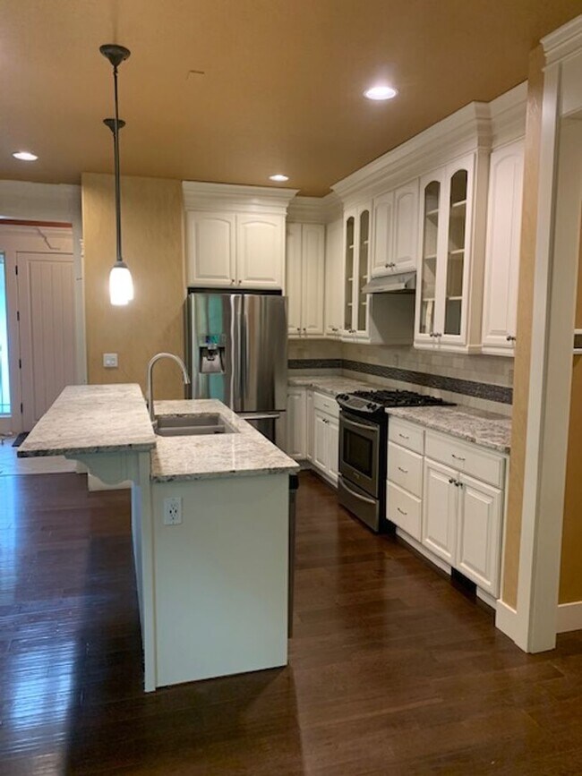 Building Photo - Starpointe Luxury Home with 6 Bedrooms, 4 ...