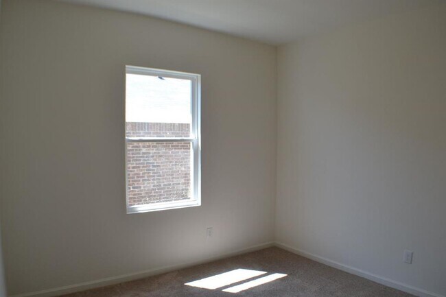 Building Photo - 824 Cedar Elm Dr