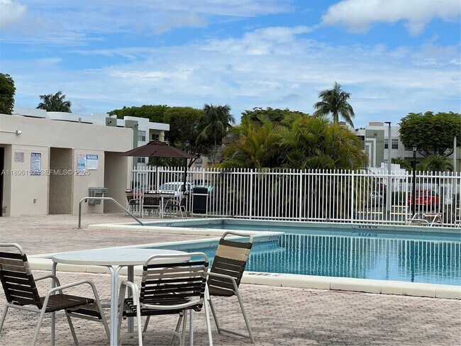 Building Photo - 10855 SW 112th Ave