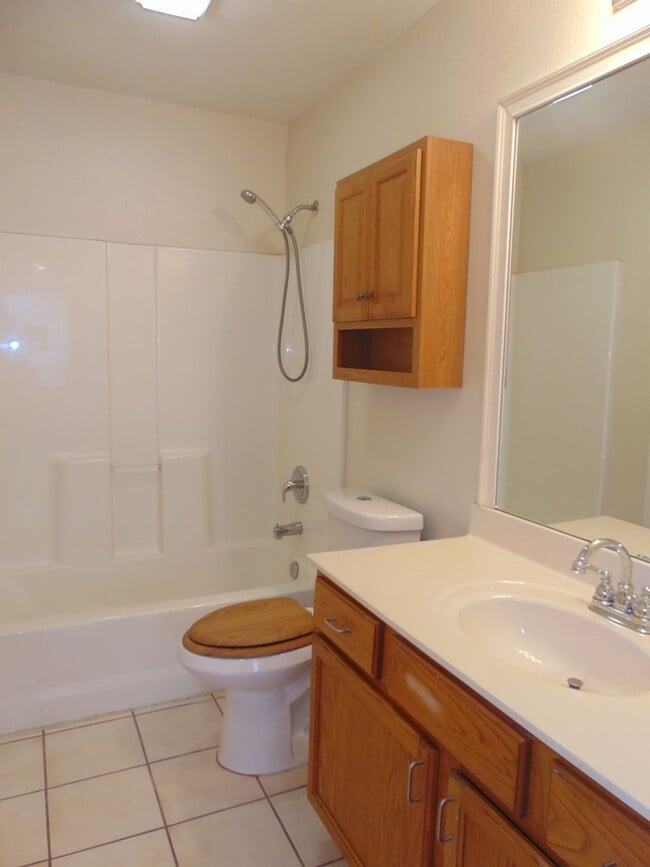 Building Photo - Nice 4 Bed 2 Bath Duplex In Valley Creek!