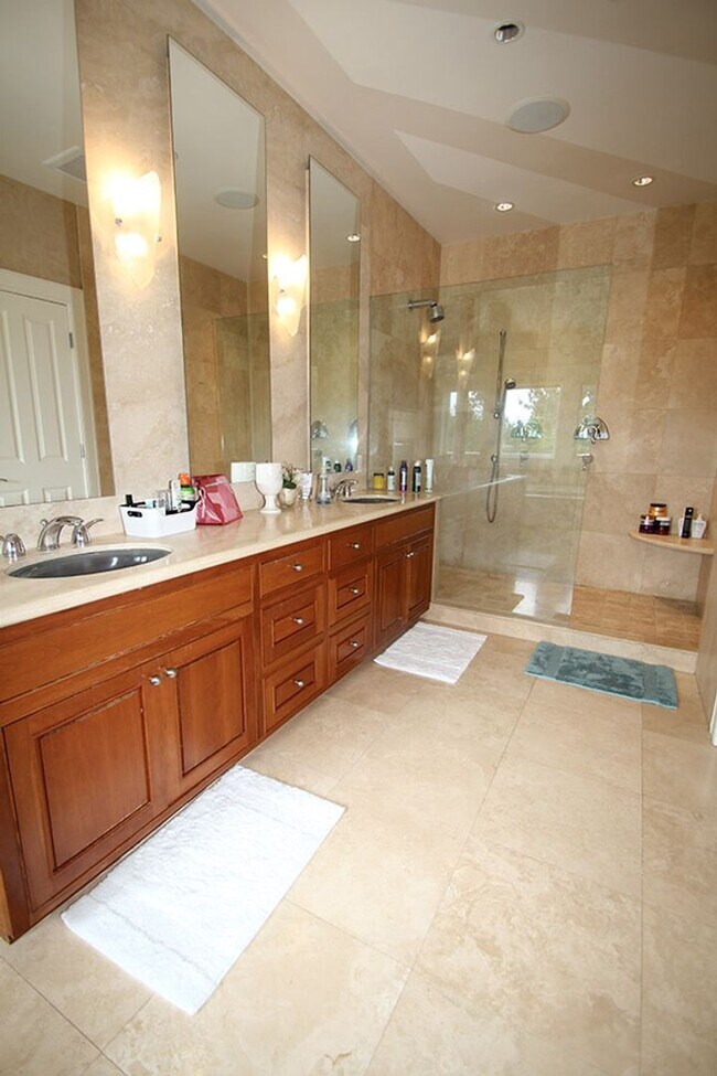 Building Photo - LUXURY 4 BEDROOM BELLEVUE HOME IN ‘THE SUM...