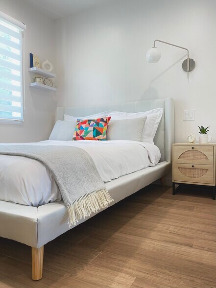 Bedroom - Queen Bed - 206 W Maple Ave