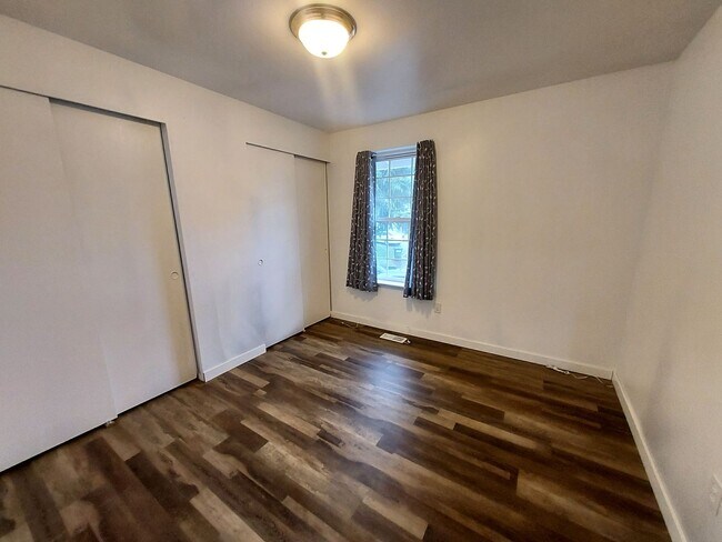 Building Photo - 4 bedroom 2.75 bath, Huge Fenced Yard with Landscaping Included!!