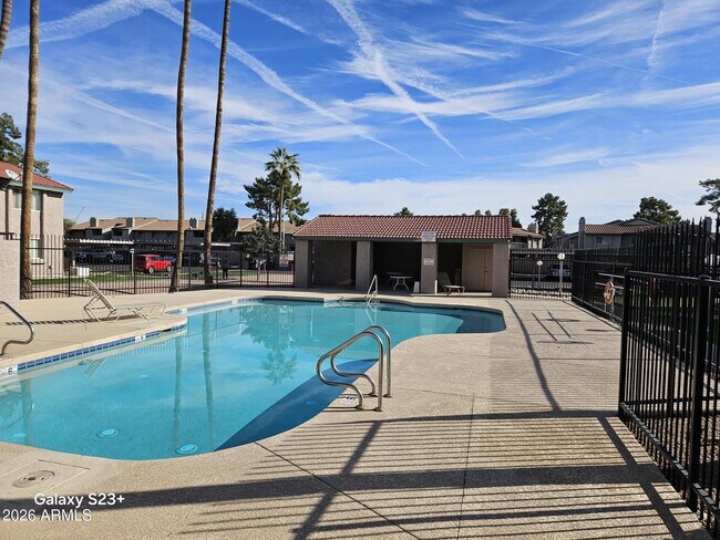 Building Photo - 623 W Guadalupe Rd