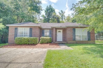 Building Photo - Northeast Pensacola 2 R, 2BA Home Near UWF with LVP Flooring, Large Sunroom, Spacious Lot & Backy...