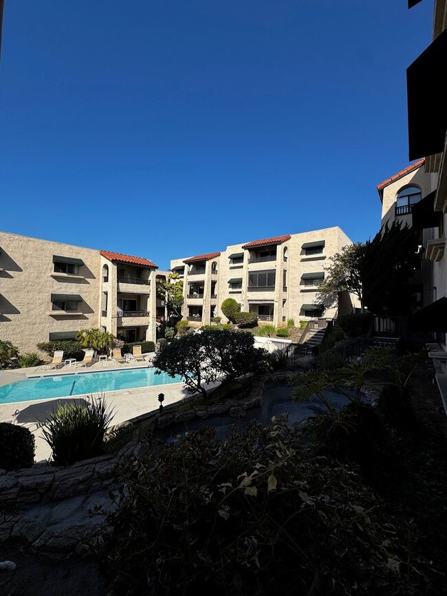 Building Photo - Mission Bay 2 Bed 2 Bath Condo with covere...