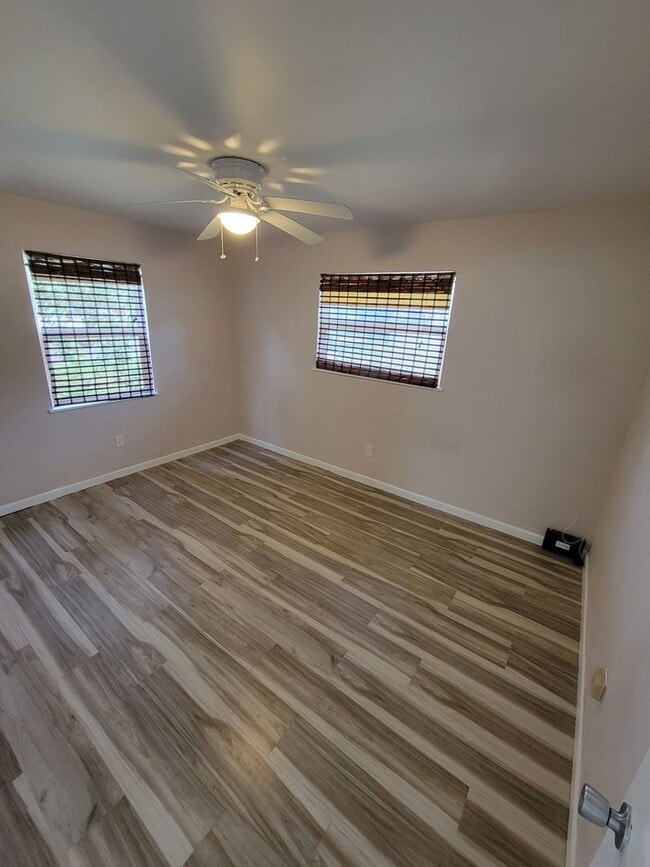 Building Photo - 2 BEDROOM 1 BATH HOME