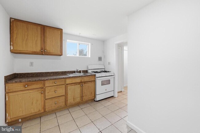 Building Photo - 3816 W Bay Ave