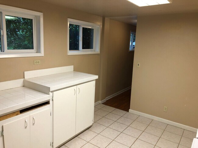 Building Photo - Updated 3 bedroom 3 bath house in Eugene!