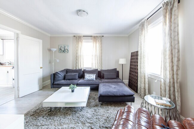 Comfortable bright living room. - 1111 Herrin Ave
