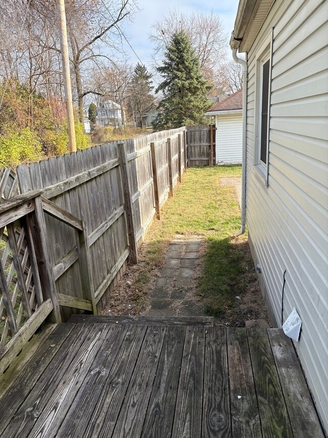 Building Photo - 3 Bedroom/1 Bath home for Rent