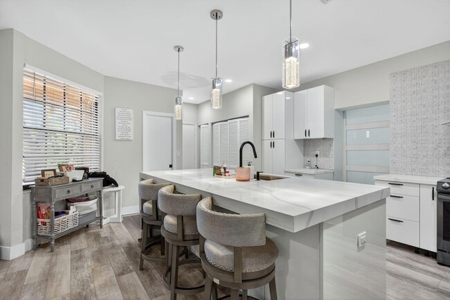 Building Photo - 11910 Glenmore Dr