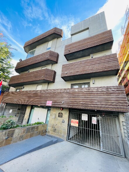 Building Photo - 7044 Hawthorn Ave