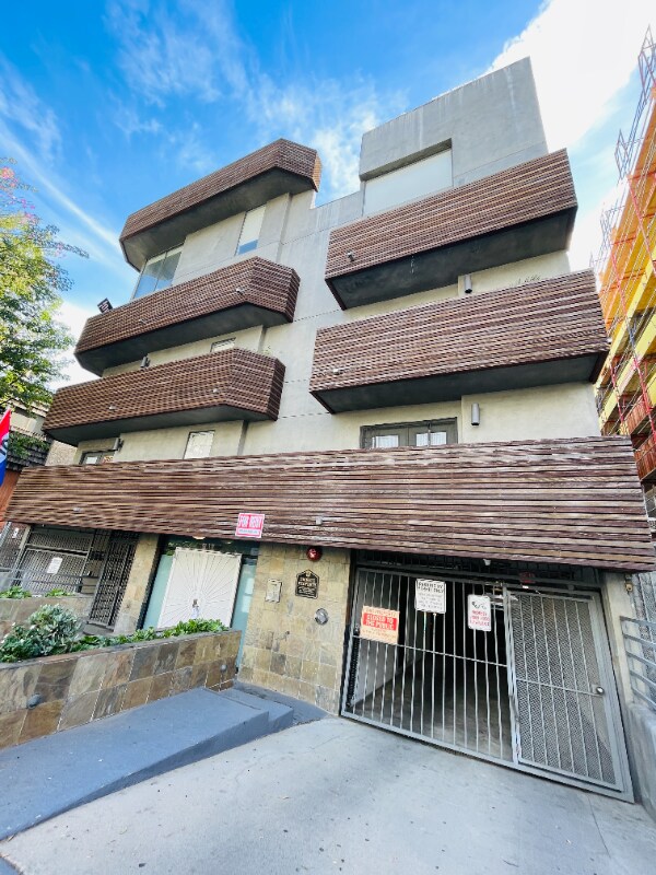 Building Photo - 7044 Hawthorn Ave