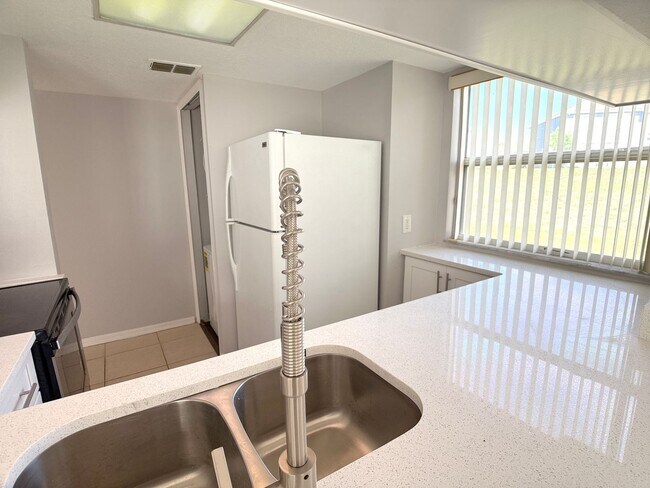 Building Photo - 306 Mango Dr