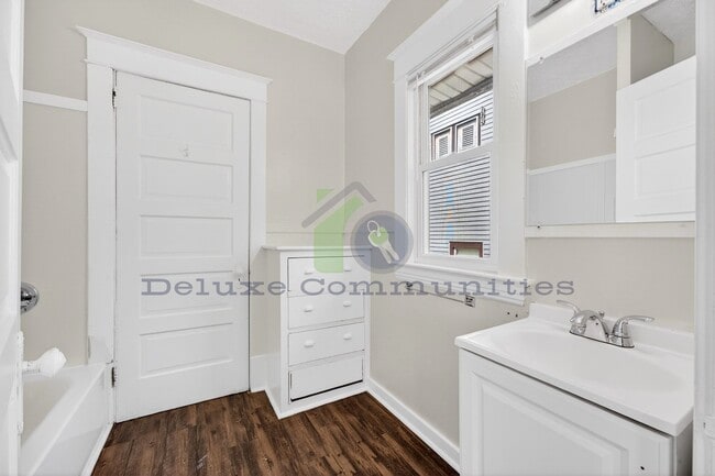Building Photo - Beautiful Two Bedroom Lower Unit! Available NOW!!