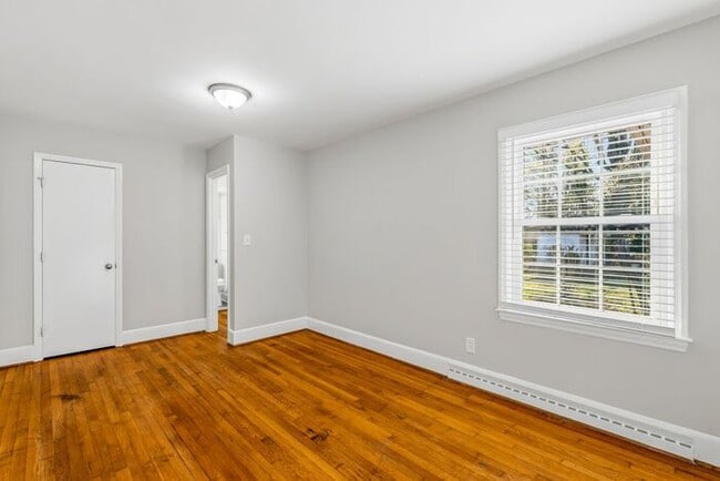 Building Photo - NW - Large Brick Ranch, Updated, Hardwoods, LR, DR, Den, Two Decorative Fire Places, Fenced, Stor...