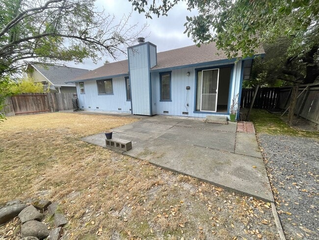 Building Photo - Welcome to this charming single-story home...