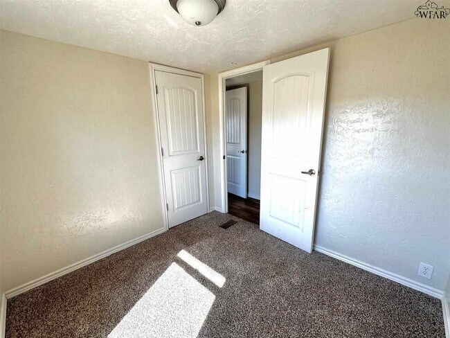 Building Photo - 8012 W Hwy St