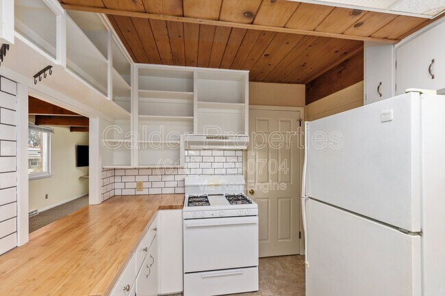 Building Photo - 841 Houseman Ave NE