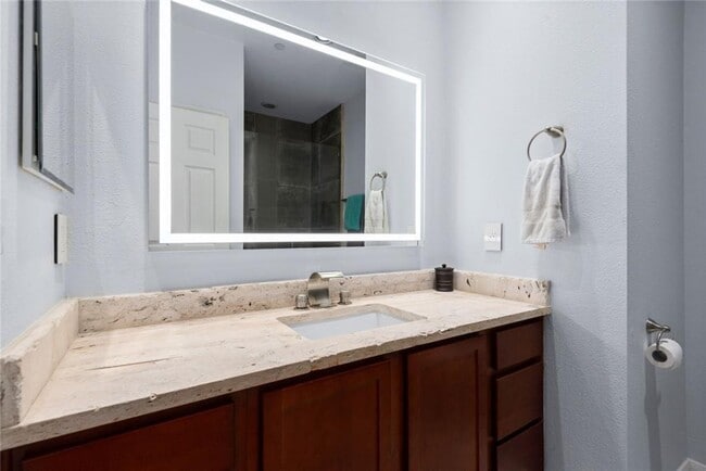 Building Photo - Stunning Townhome Near Medical Center!