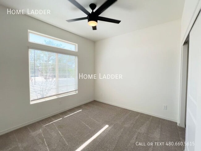 Building Photo - 1652 W Aztec Dr