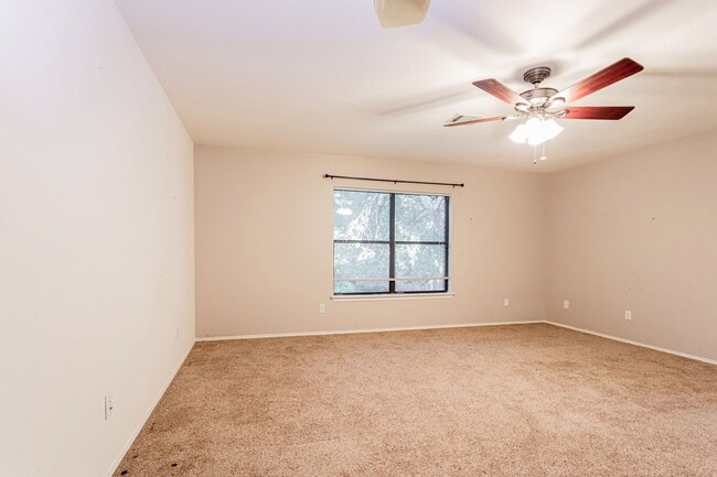 Building Photo - Spacious 4BD/2.5BA Two-Story Home with Lar...
