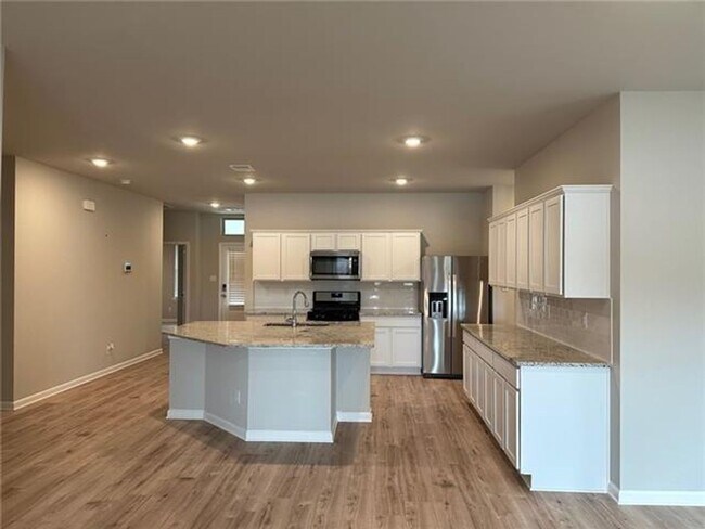 Building Photo - Lakeshores Villages Beauty