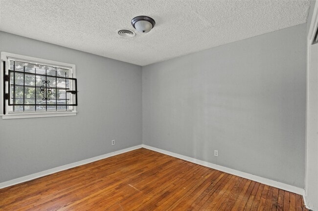 Building Photo - For Rent: Spacious 4-Bedroom Family Home